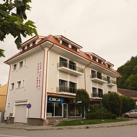 Sub Cetate Hotell Rîşnov Exteriör bild