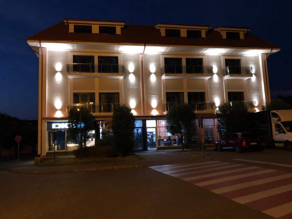 Sub Cetate Hotell Rîşnov Exteriör bild