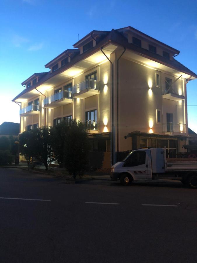 Sub Cetate Hotell Rîşnov Exteriör bild