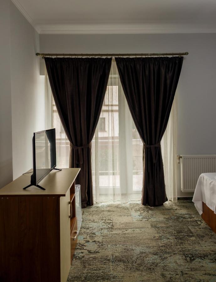 Sub Cetate Hotell Rîşnov Exteriör bild