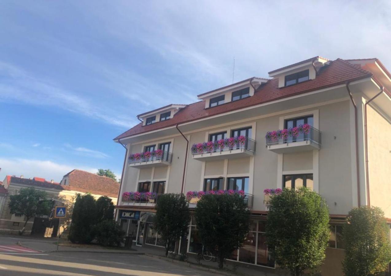Sub Cetate Hotell Rîşnov Exteriör bild