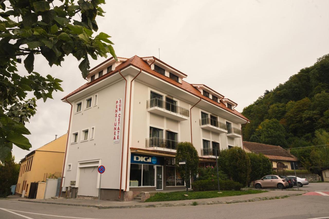 Sub Cetate Hotell Rîşnov Exteriör bild