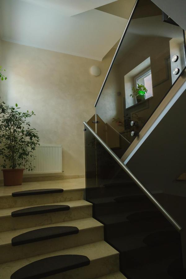 Sub Cetate Hotell Rîşnov Exteriör bild