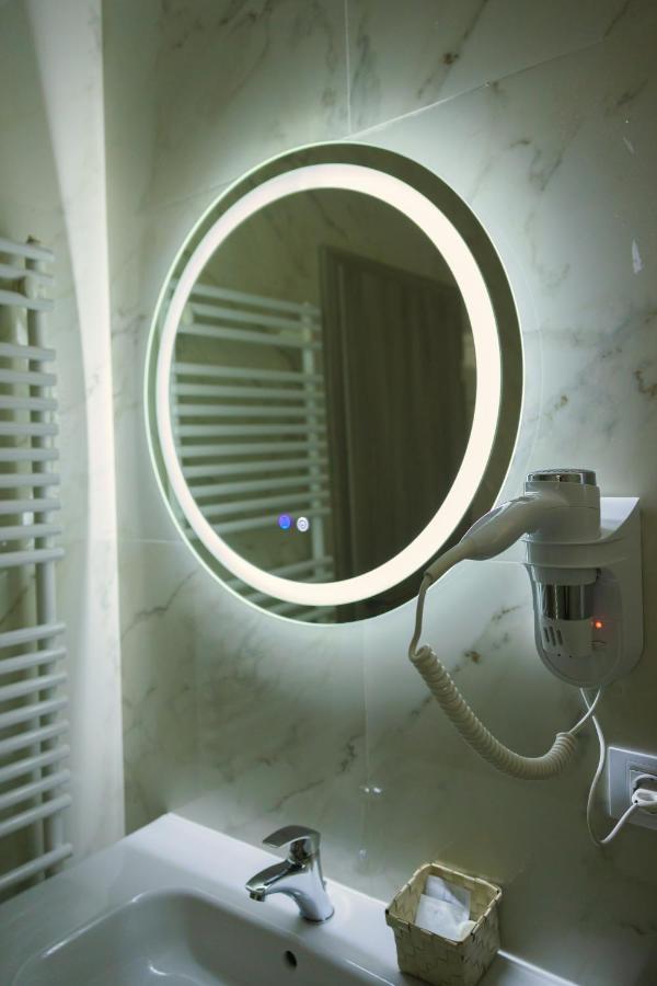 Sub Cetate Hotell Rîşnov Exteriör bild