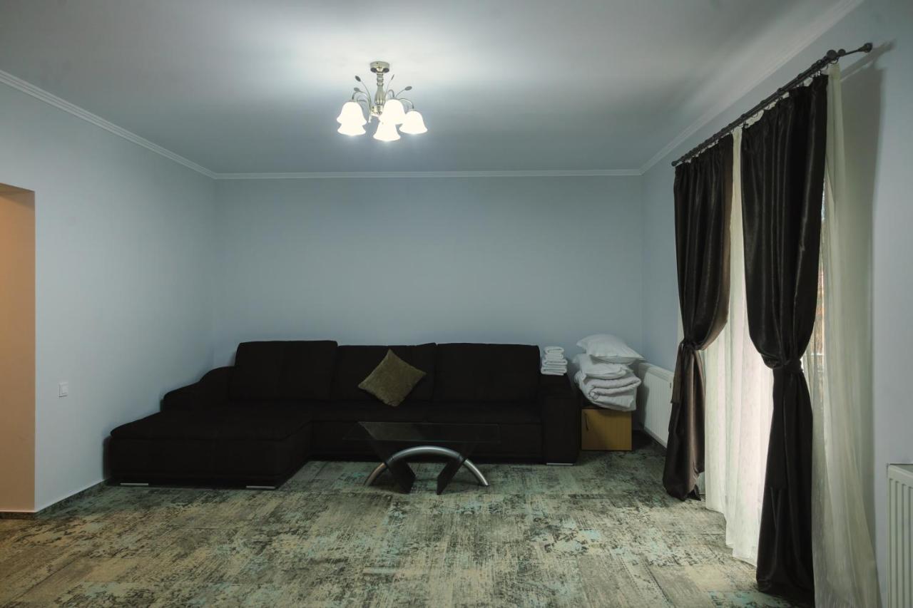 Sub Cetate Hotell Rîşnov Exteriör bild