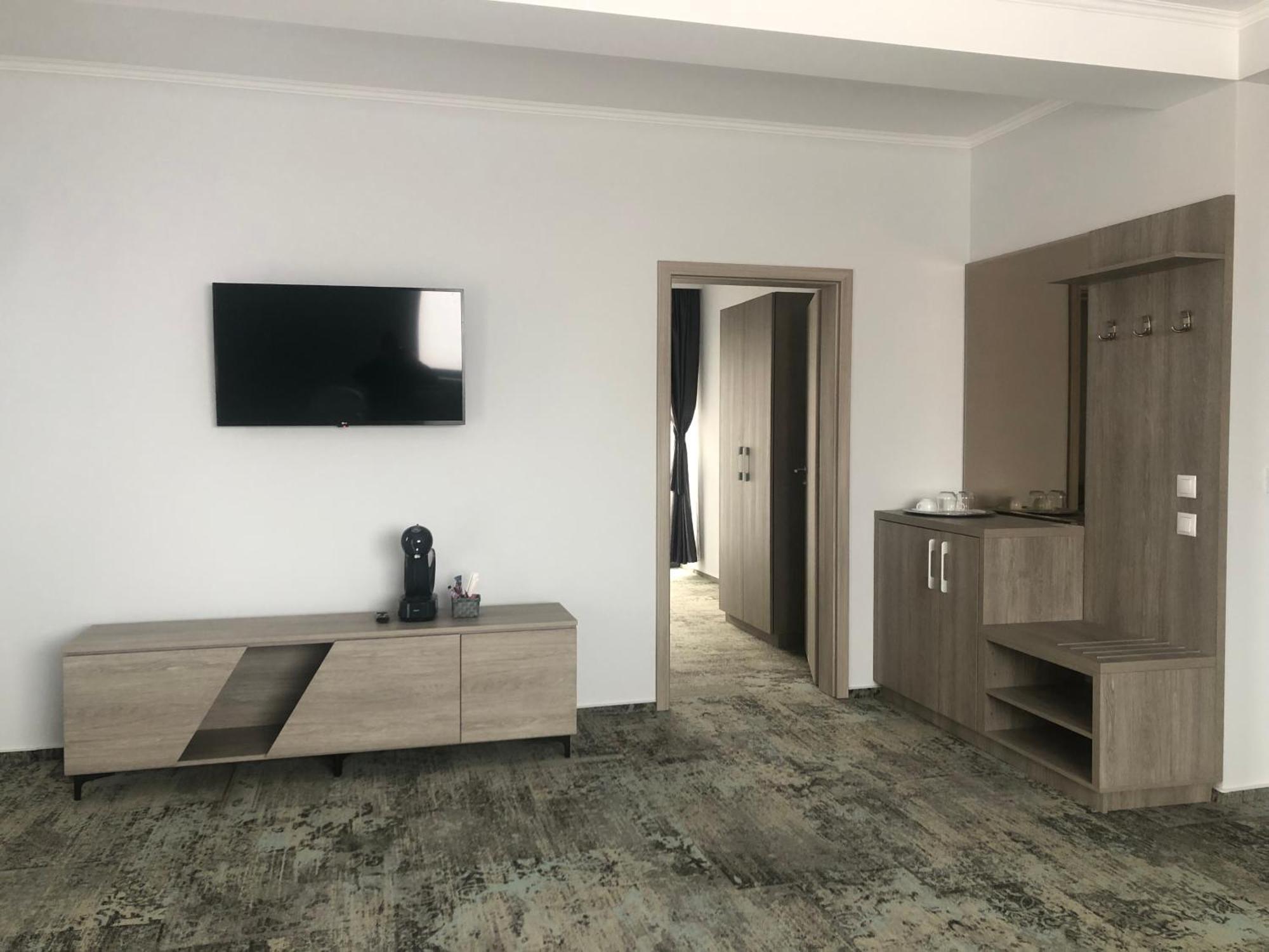Sub Cetate Hotell Rîşnov Exteriör bild