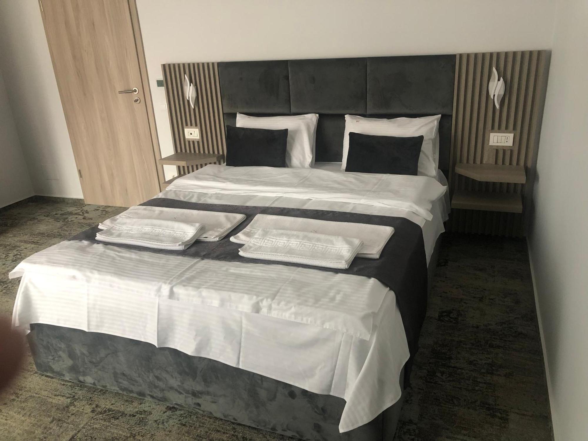 Sub Cetate Hotell Rîşnov Exteriör bild