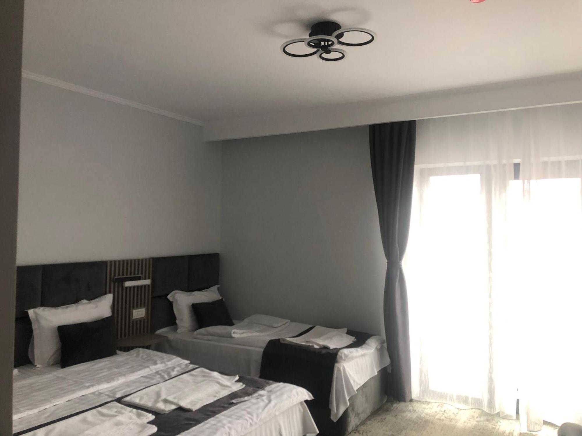 Sub Cetate Hotell Rîşnov Exteriör bild