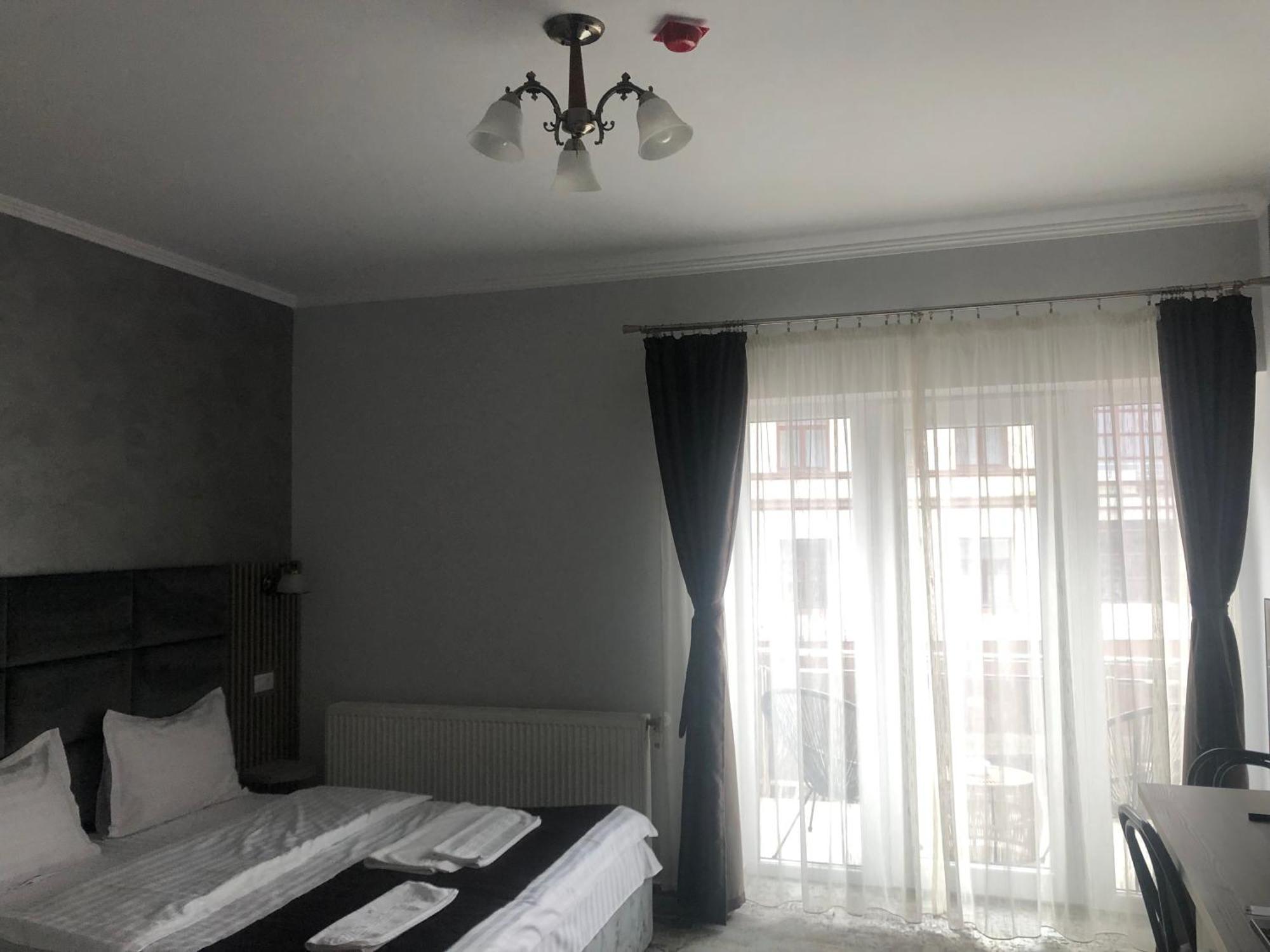 Sub Cetate Hotell Rîşnov Exteriör bild