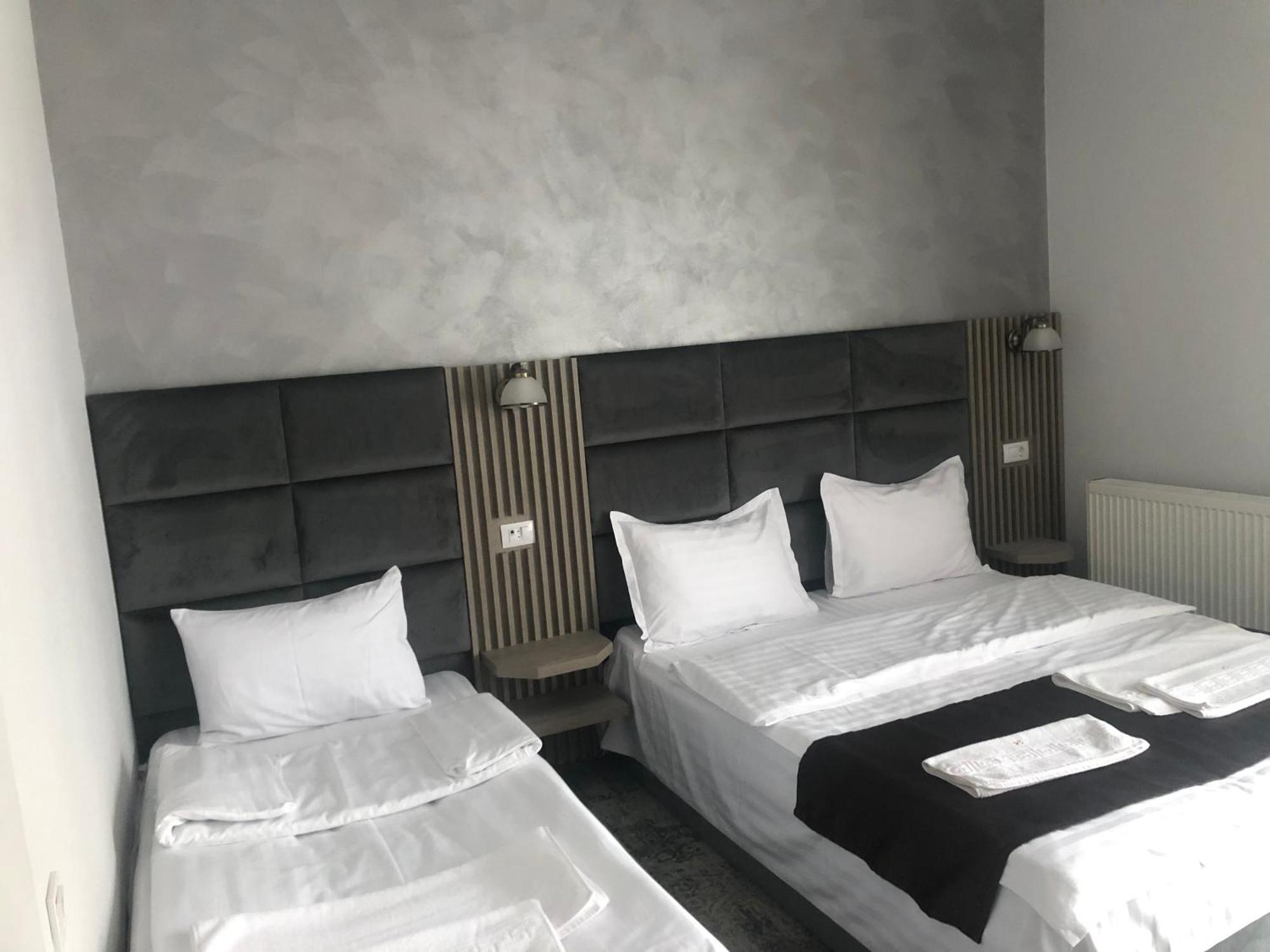 Sub Cetate Hotell Rîşnov Exteriör bild