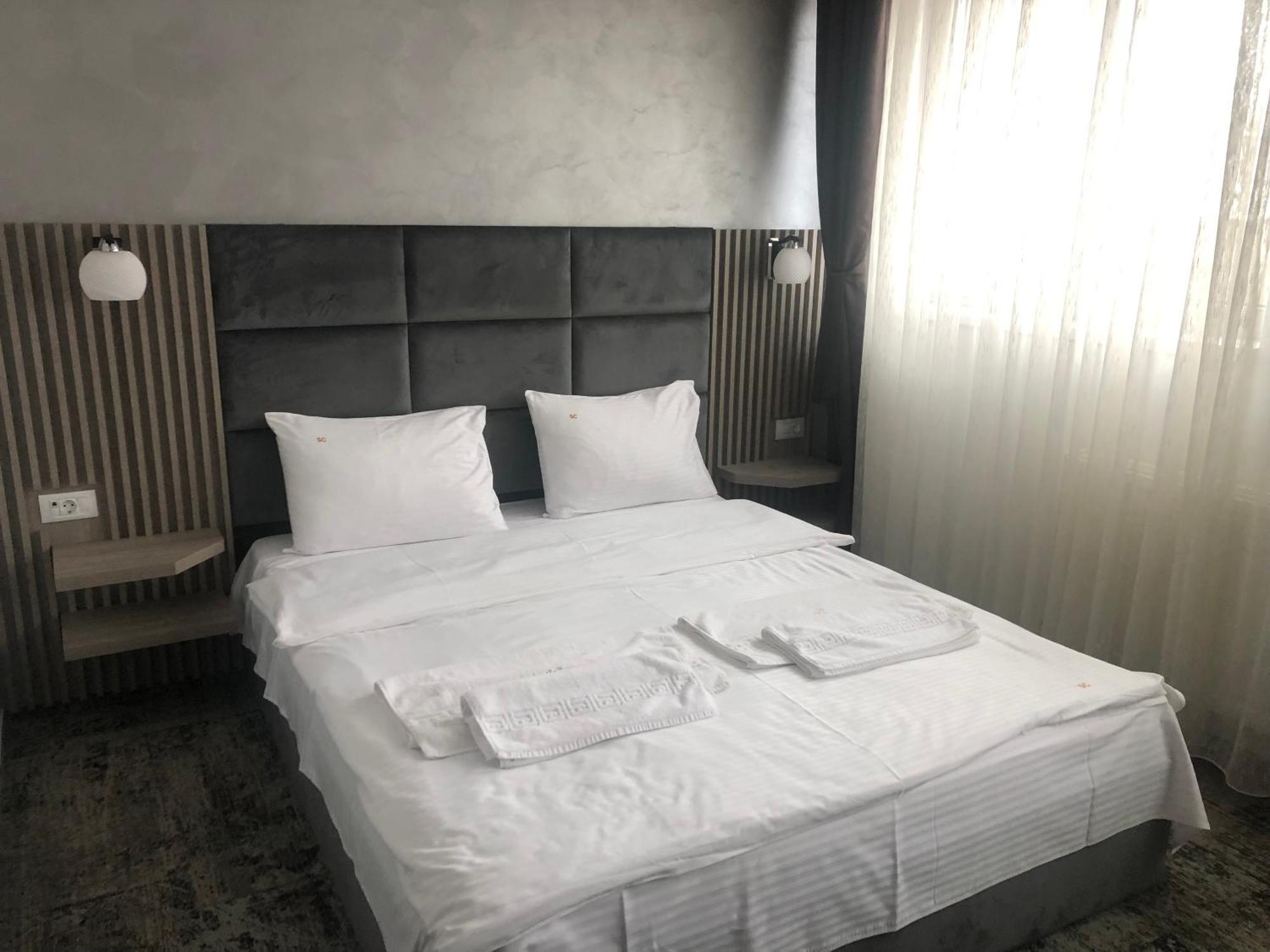 Sub Cetate Hotell Rîşnov Exteriör bild