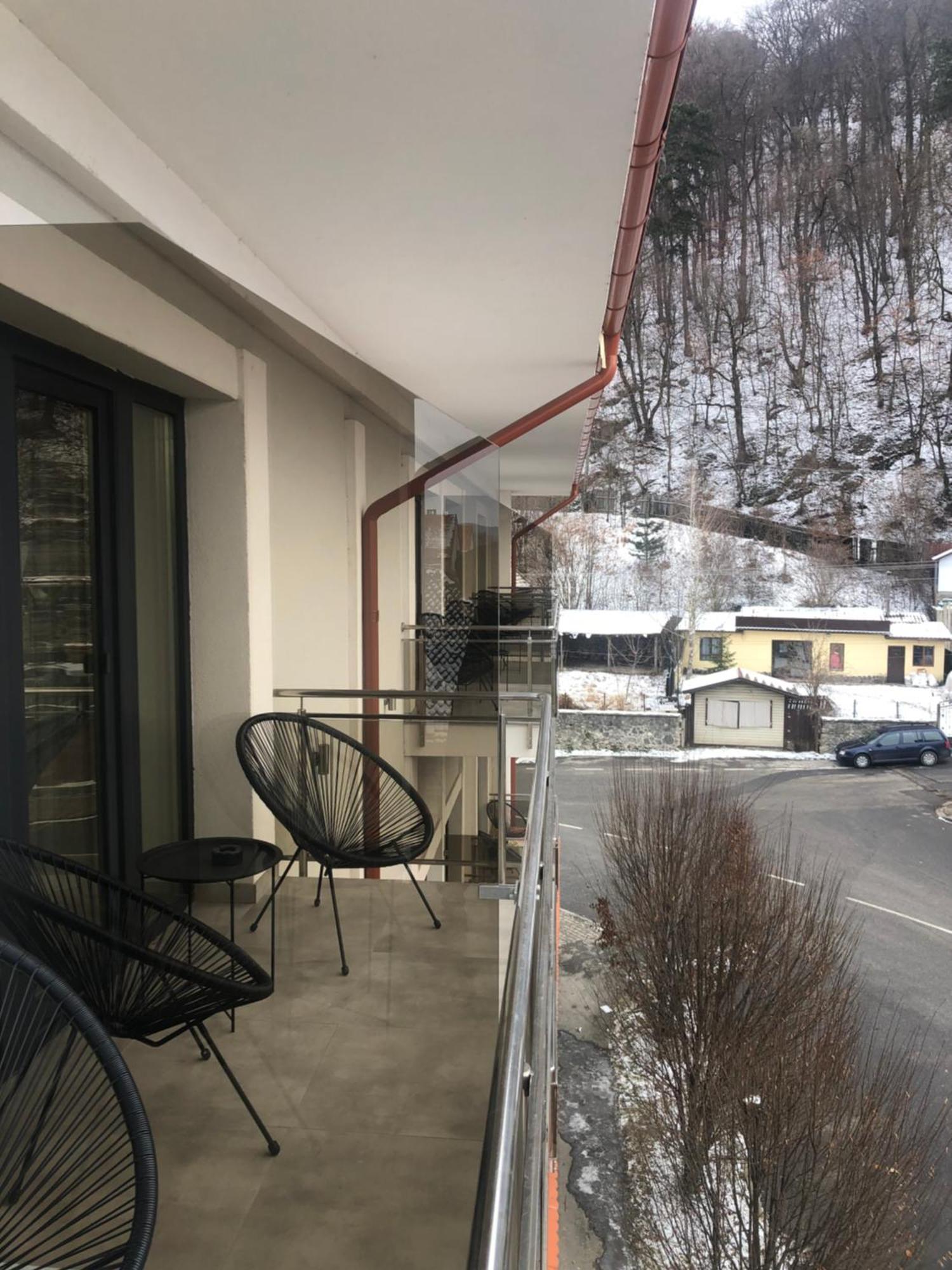 Sub Cetate Hotell Rîşnov Exteriör bild