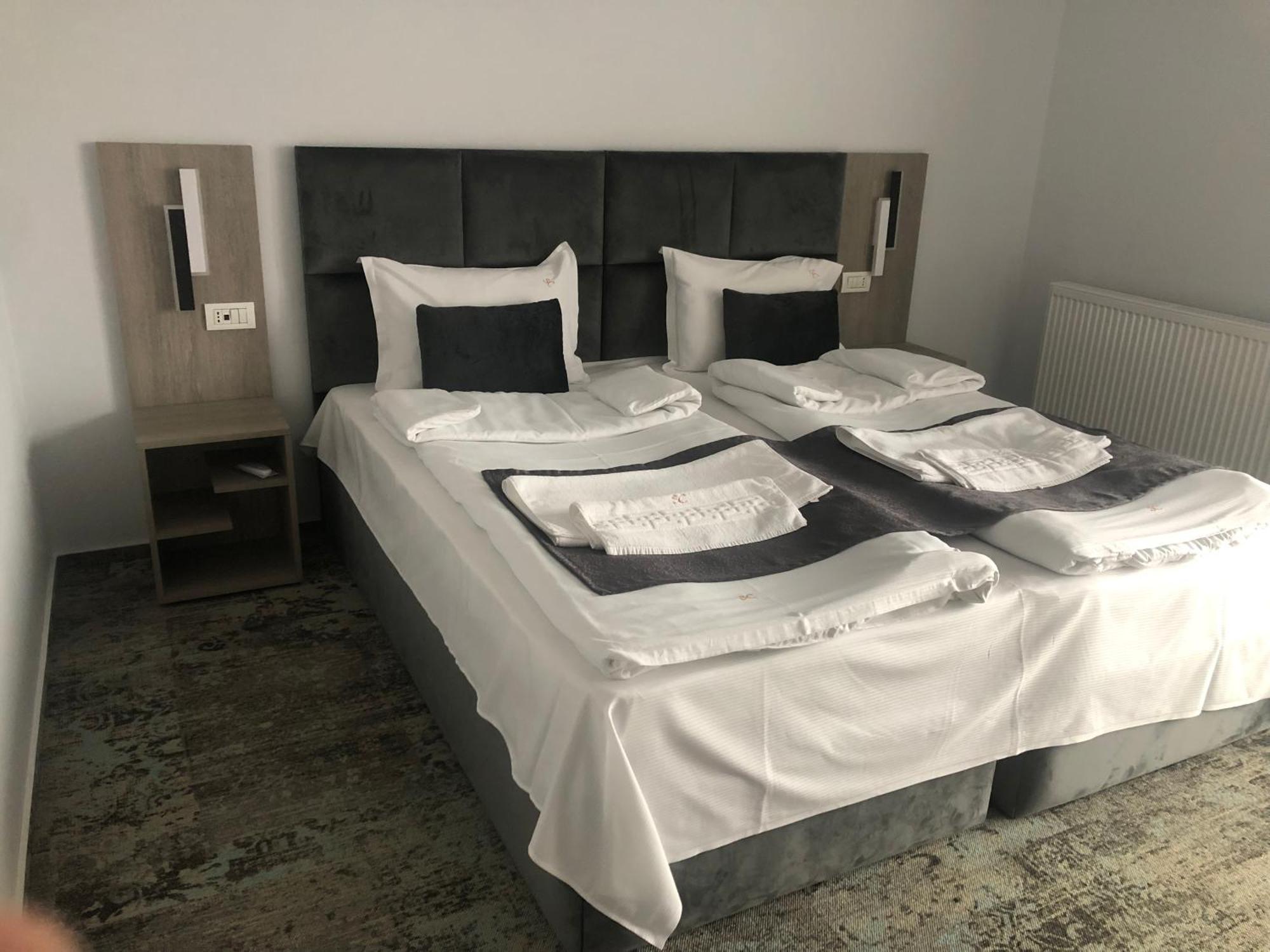 Sub Cetate Hotell Rîşnov Exteriör bild