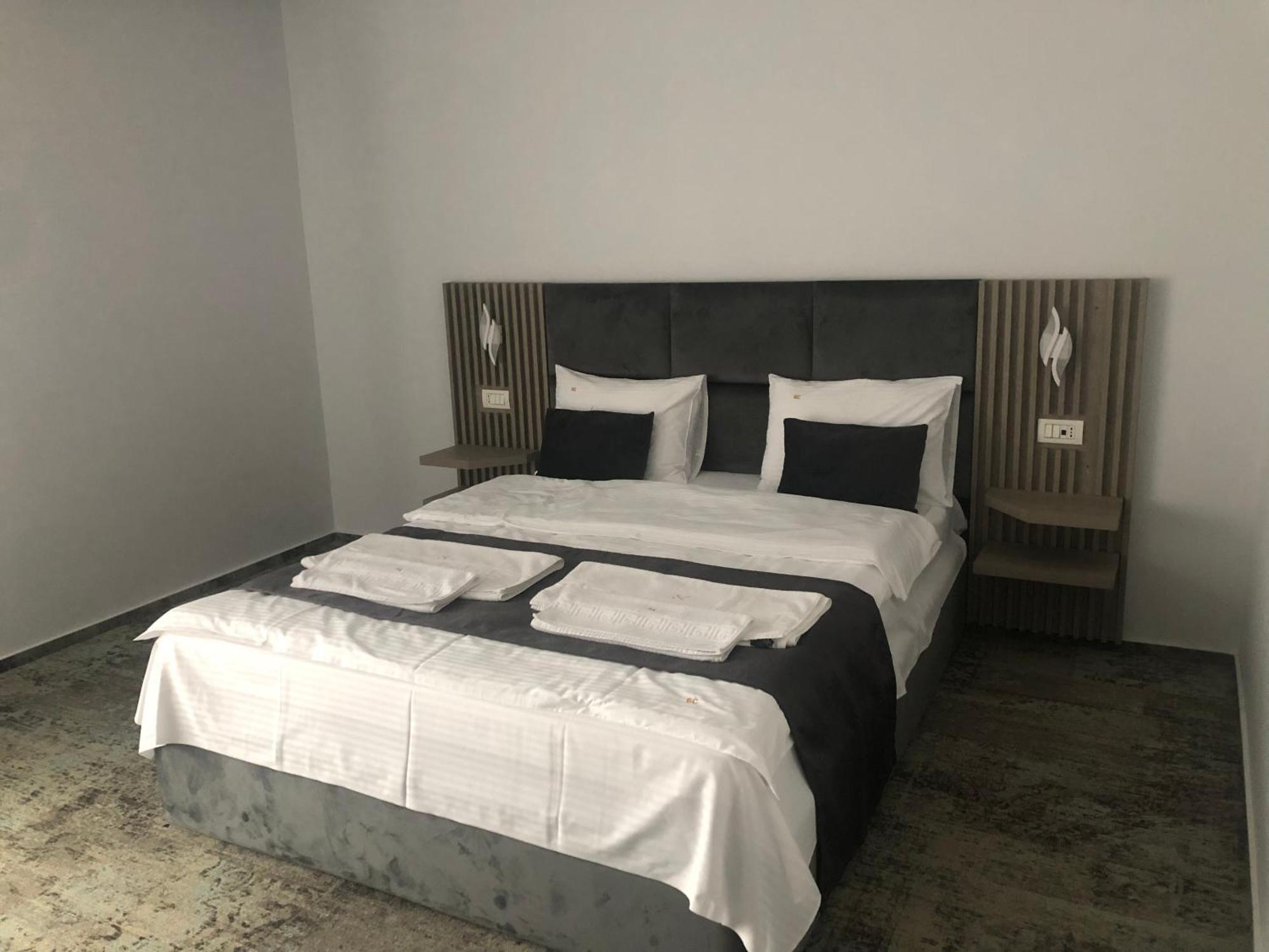 Sub Cetate Hotell Rîşnov Exteriör bild