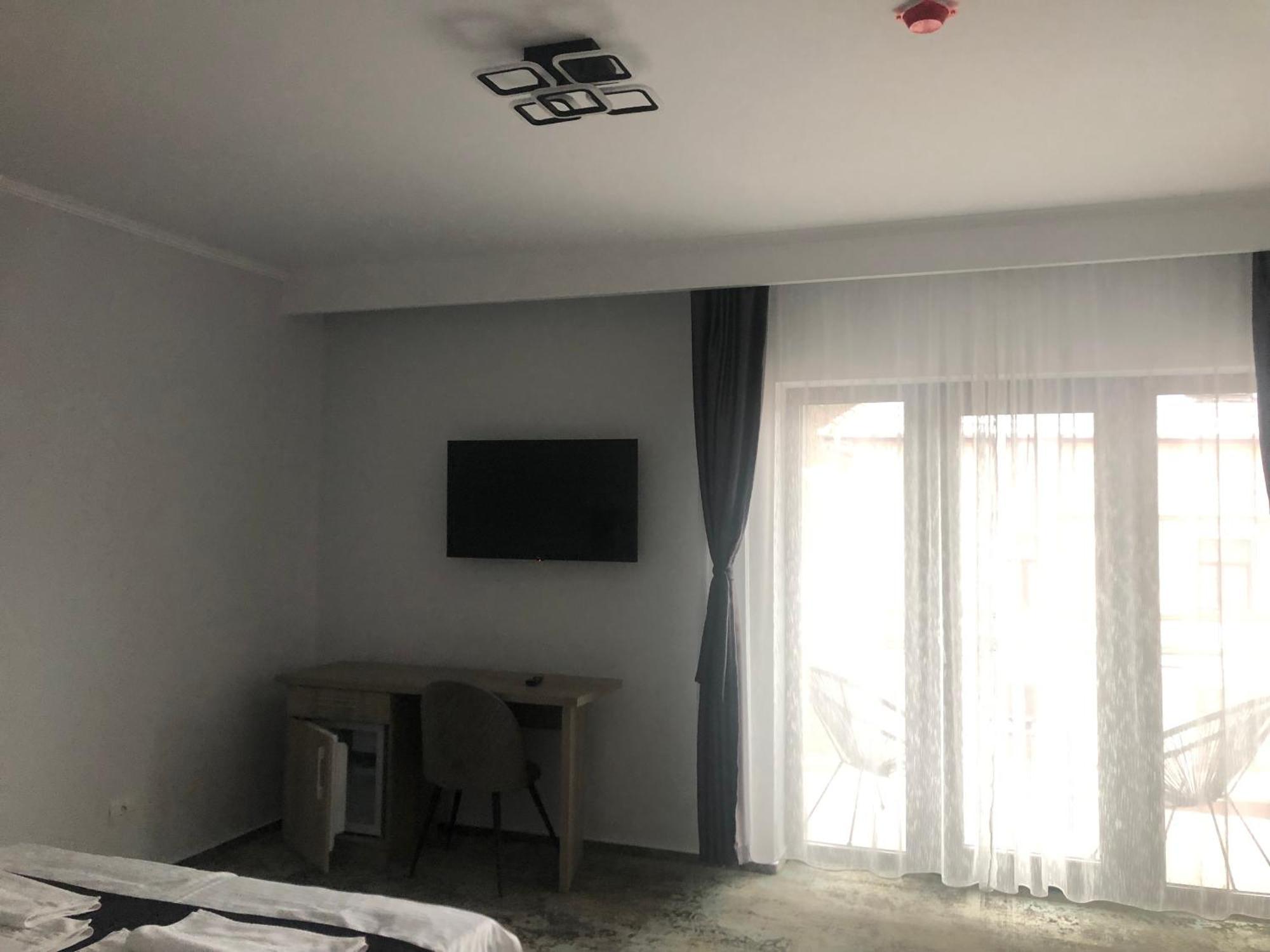 Sub Cetate Hotell Rîşnov Exteriör bild
