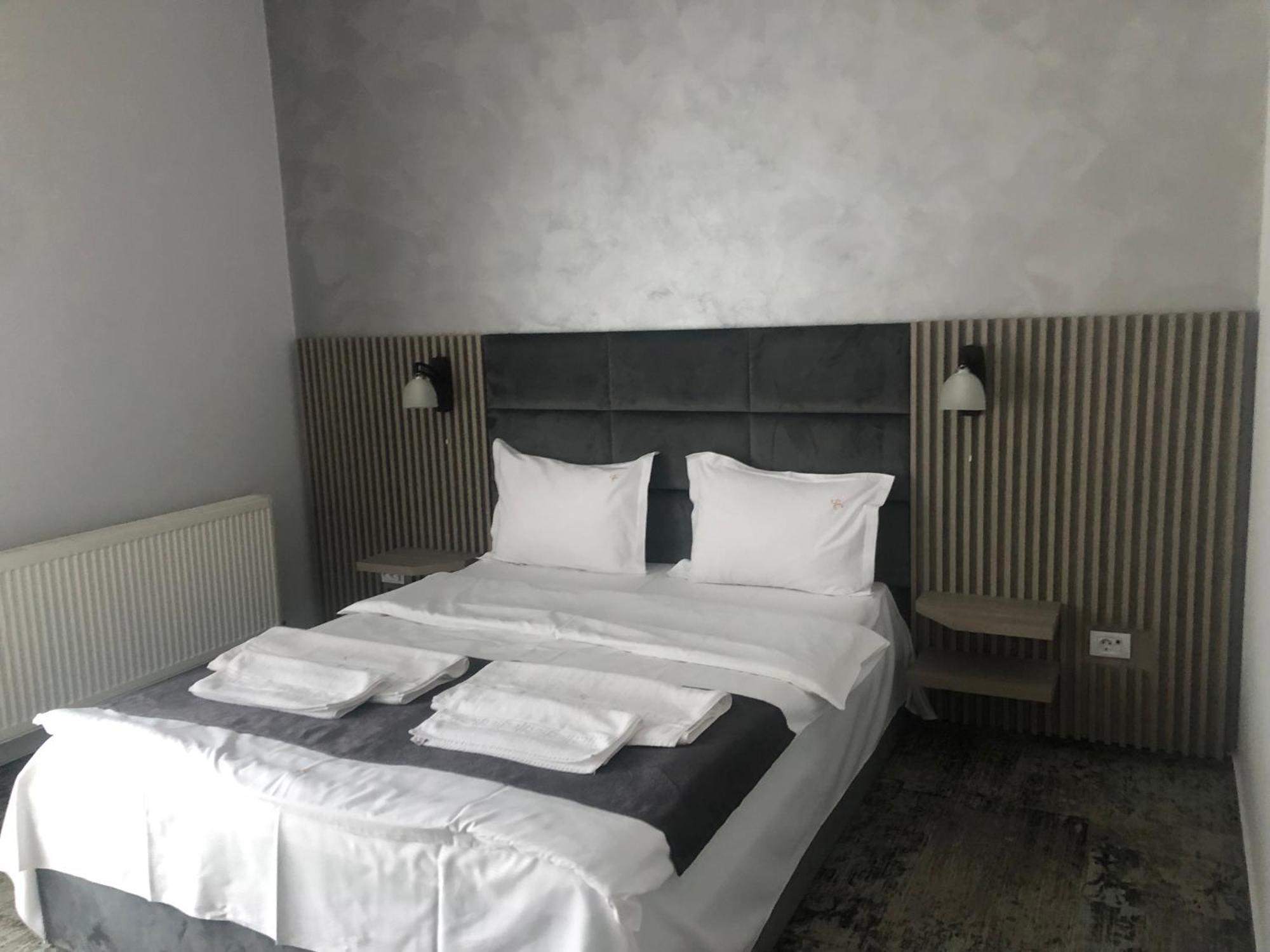 Sub Cetate Hotell Rîşnov Exteriör bild