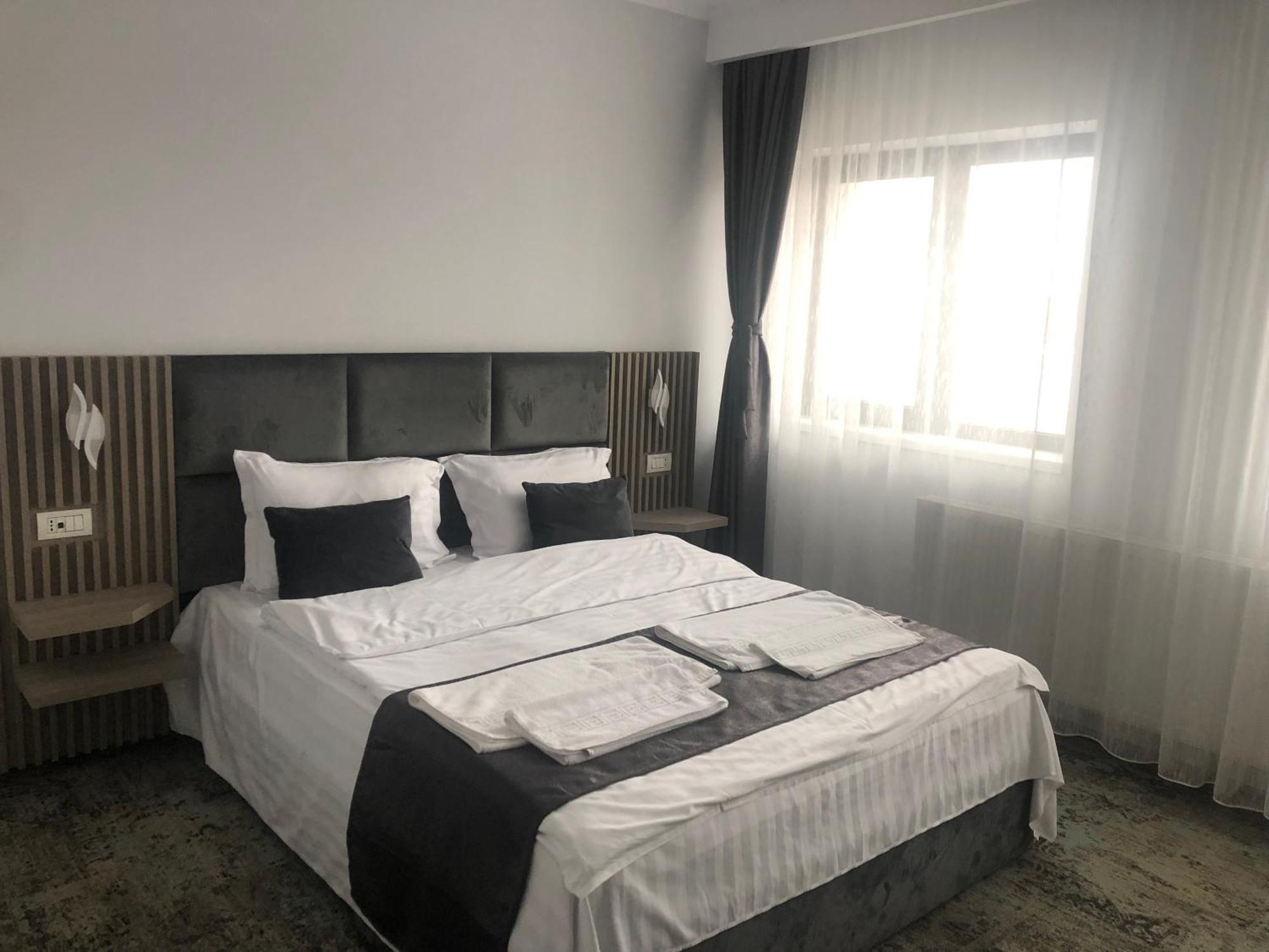 Sub Cetate Hotell Rîşnov Exteriör bild
