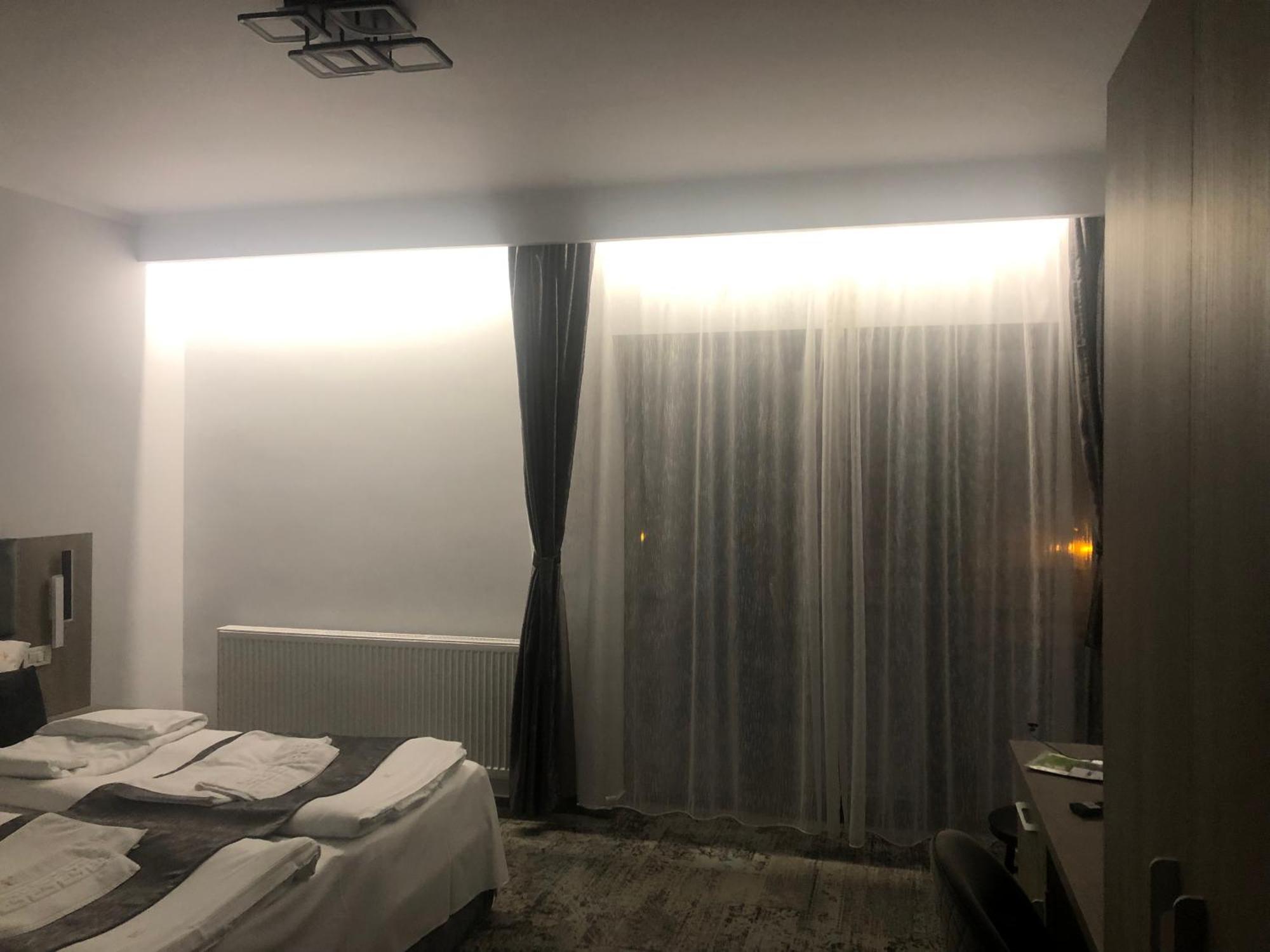Sub Cetate Hotell Rîşnov Exteriör bild
