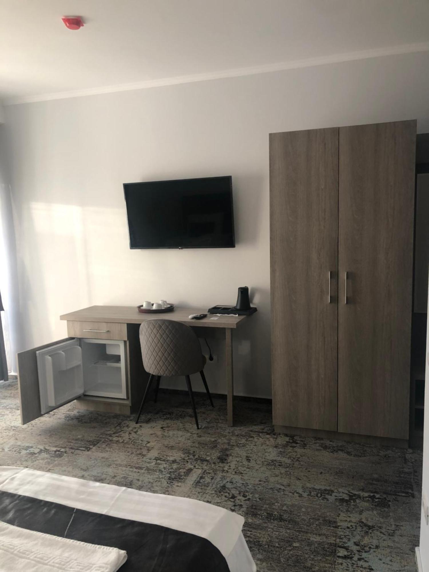 Sub Cetate Hotell Rîşnov Exteriör bild
