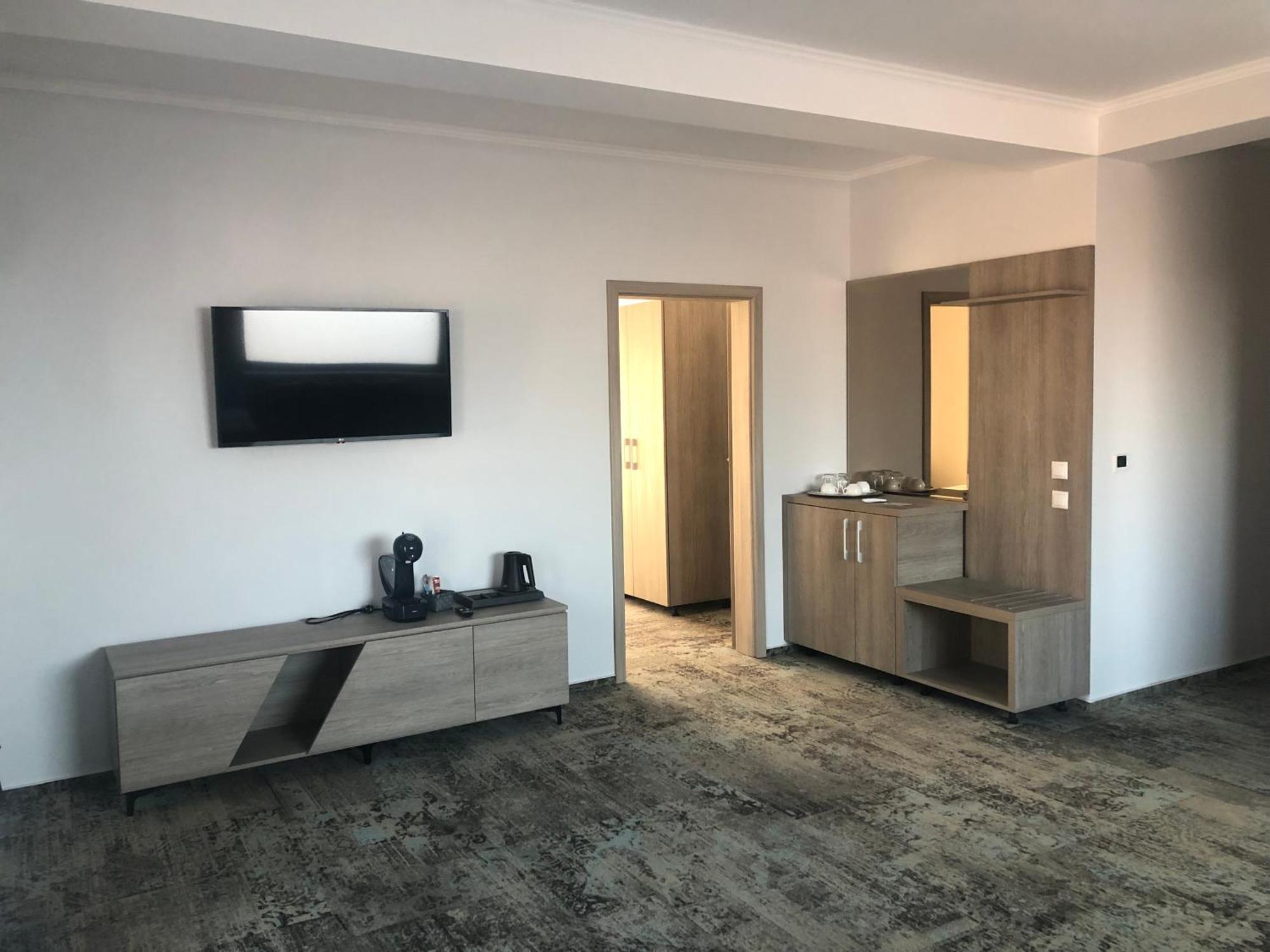 Sub Cetate Hotell Rîşnov Exteriör bild