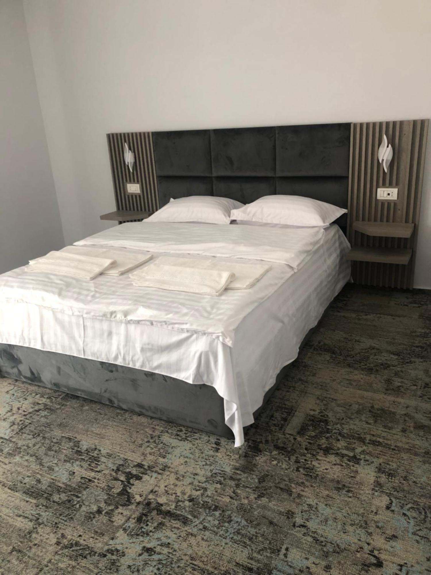 Sub Cetate Hotell Rîşnov Exteriör bild